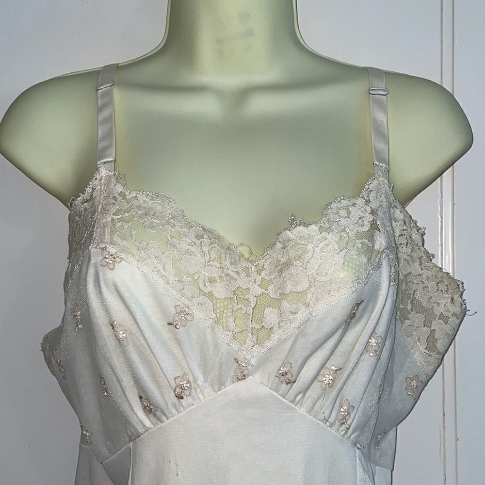 Vtg 50s cream colored nylon full slip - Picture 2 of 8